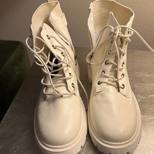 Ankle boots Size 8 women’s lace up winter white.
New no tags